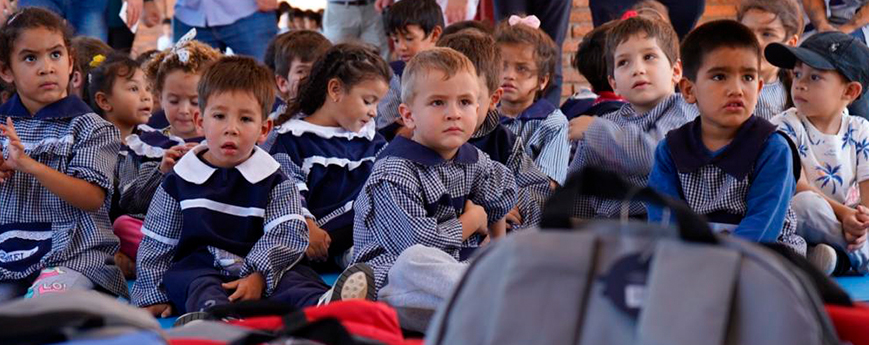 ALUR entregó mochilas con útiles escolares y alcohol en gel ANCAP a alumnos de nueve escuelas de Bella Unión.