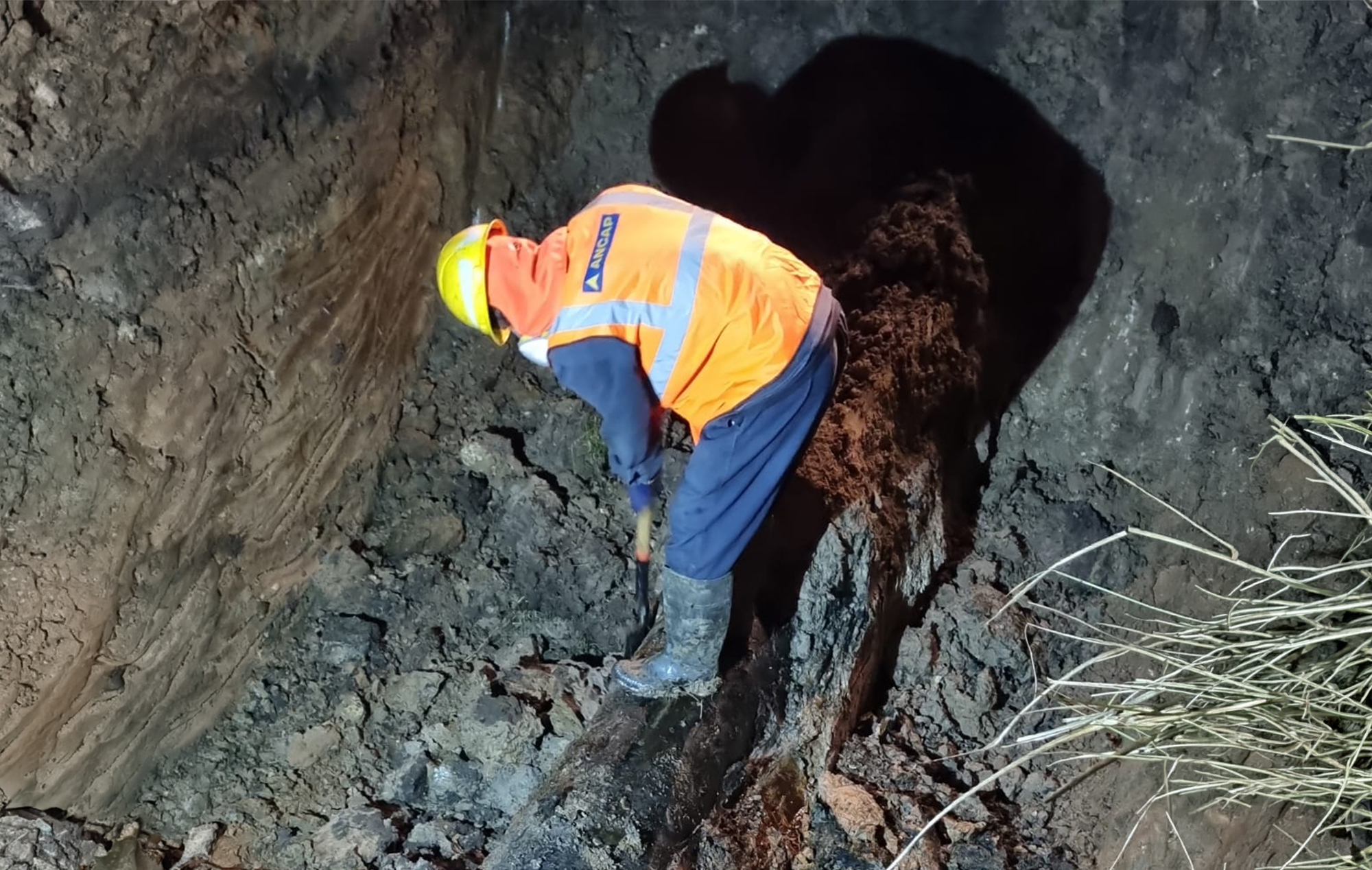 ANCAP trabaja en reparación tras pérdida controlada en el oleoducto